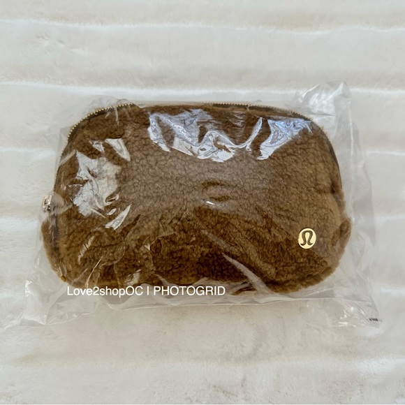 NWT Lululemon Everywhere Belt Bag Fleece - Burnt Caramel 🧸 - Picture 5 of 8